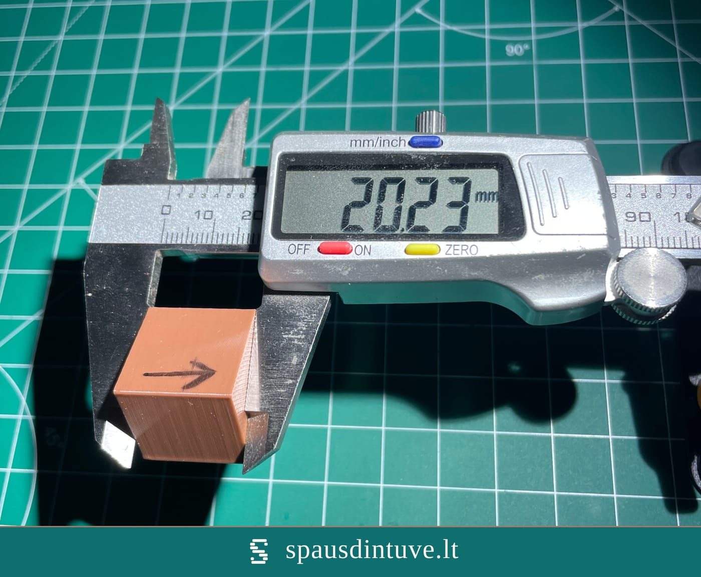 Tas pats kubas, matuojamas išilgai spausdinimo krypties, ekrane – 20,23 mm